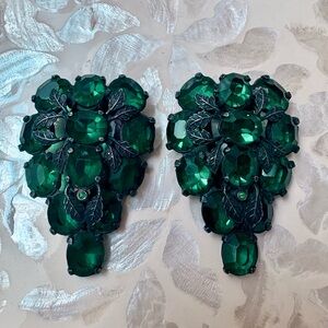 Vintage Emerald Green Brooch with Leaf Accents Set/2❣️